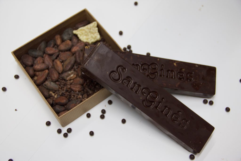 Turron de chocolate negro con almendras San Gines