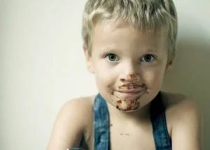 Niño comiendo chocolate